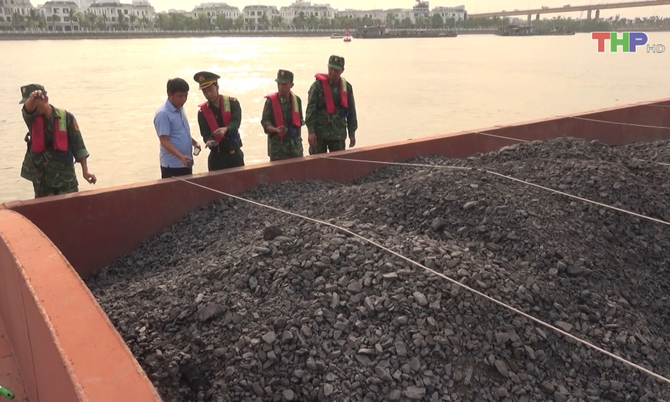 Bắt giữ t&agrave;u chở tr&ecirc;n 1.000 tấn than kh&ocirc;ng r&otilde; nguồn gốc  