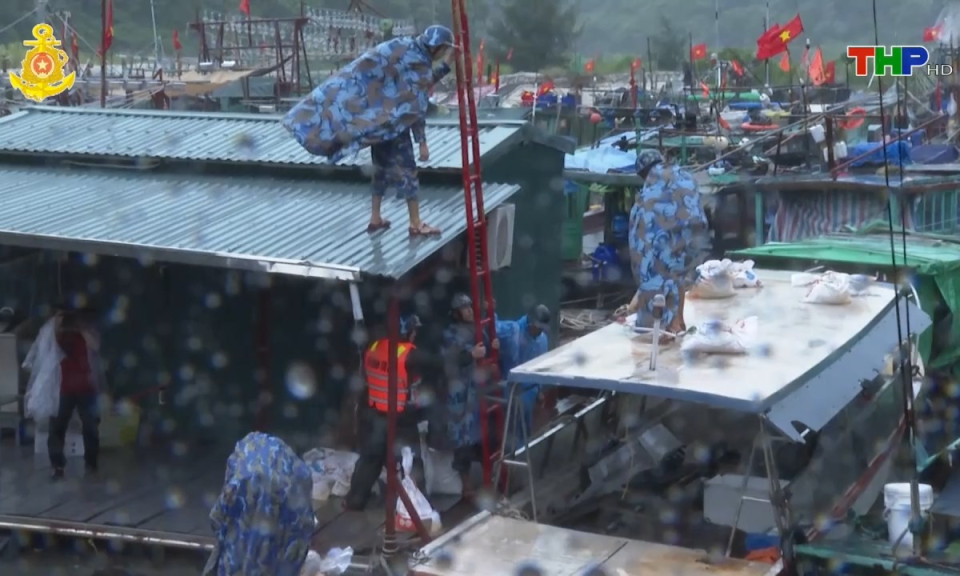 Tổ quốc v&agrave; người chiến sĩ Hải qu&acirc;n: Bộ đội Hải qu&acirc;n gi&uacute;p d&acirc;n chống b&atilde;o