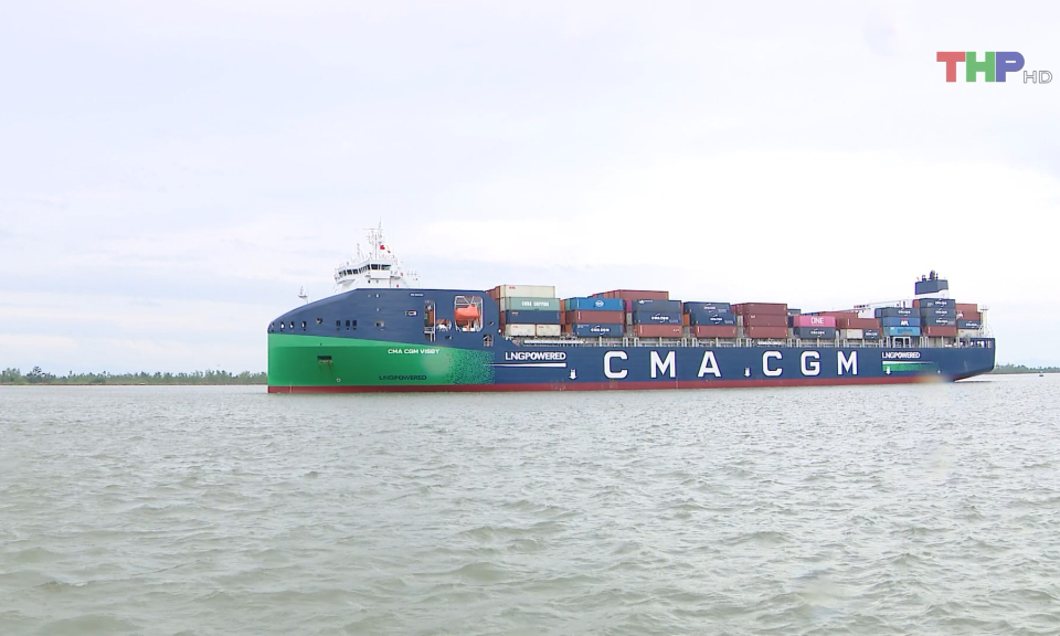 Đ&oacute;n t&agrave;u chạy bằng nhi&ecirc;n liệu LNG cập cảng 
