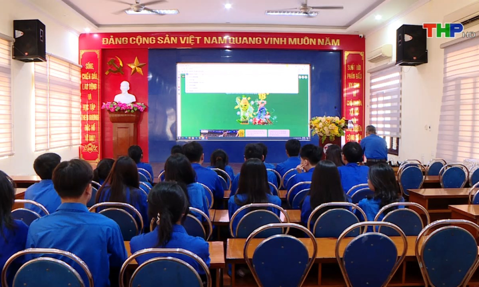 Ph&oacute;ng sự: Tự h&agrave;o tiến bước dưới cờ Đảng