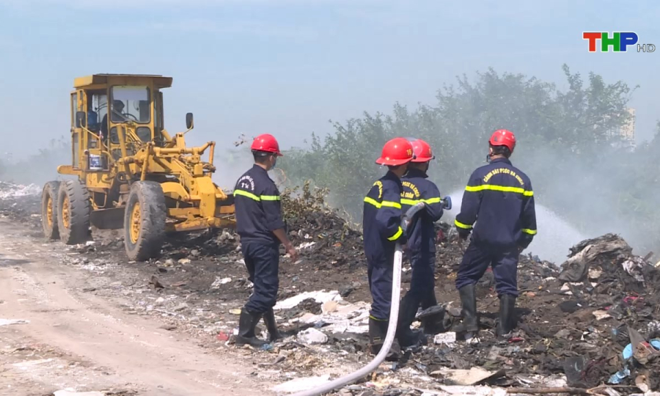 Ph&aacute;p luật v&agrave; cuộc sống: Kh&oacute; khăn trong xử l&yacute; c&aacute;c h&agrave;nh vi đốt r&aacute;c thải nơi c&ocirc;ng cộng