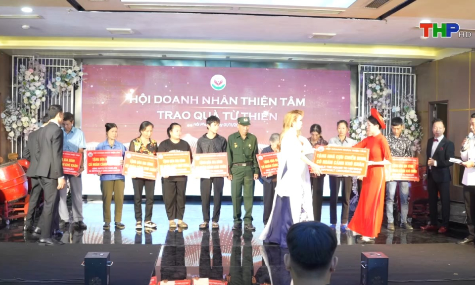 Ng&agrave;y nữa để y&ecirc;u thương: Trao qu&agrave; cho c&aacute;c ho&agrave;n cảnh kh&oacute; khăn