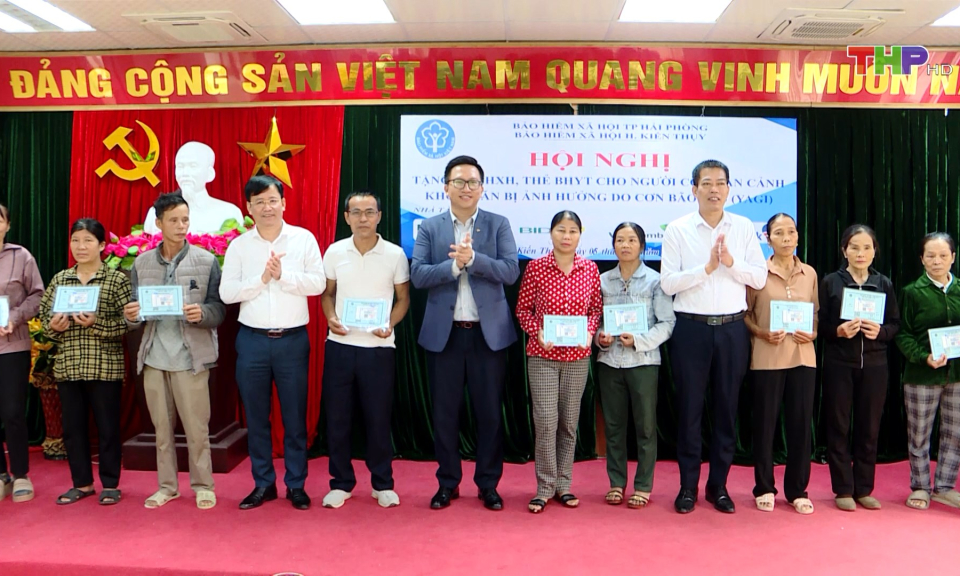 Trao thẻ BHYT tặng người d&acirc;n bị ảnh hưởng b&atilde;o số 3