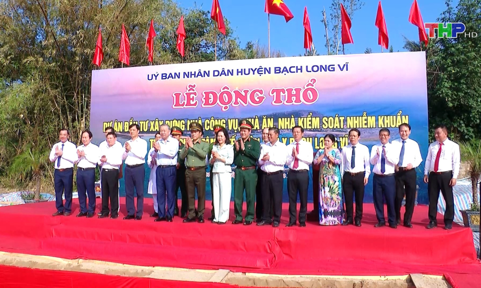 Tổng B&iacute; thư T&ocirc; L&acirc;m thăm v&agrave; l&agrave;m việc tại huyện đảo Bạch Long Vĩ