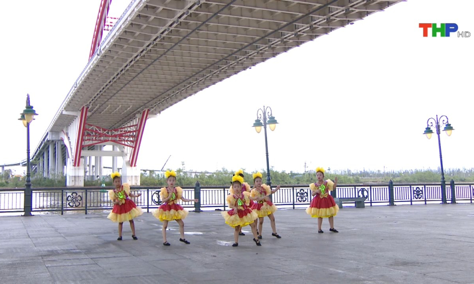 Măng non đất Cảng: Lớn rồi c&ograve;n kh&oacute;c nh&egrave;