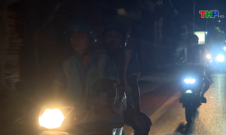 Ph&oacute;ng sự: Những hiệp sĩ giao th&ocirc;ng trong đ&ecirc;m 