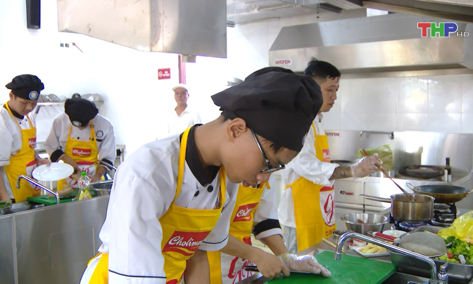 N&acirc;ng cao chất lượng nh&acirc;n lực ng&agrave;nh du lịch