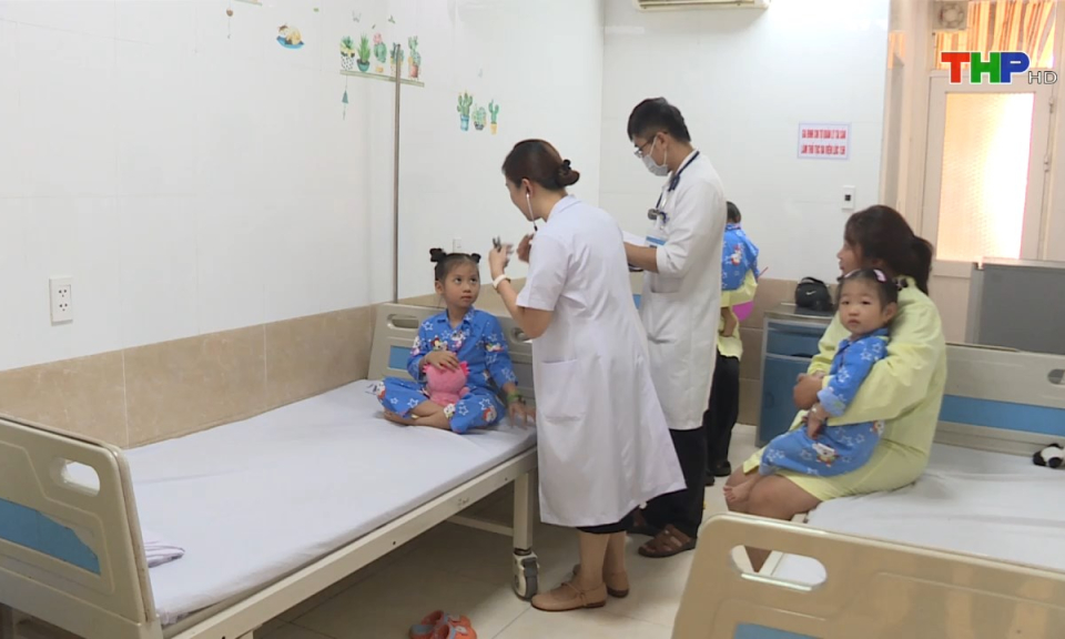 Ph&oacute;ng sự: Ph&ograve;ng bệnh cho trẻ trong thời tiết giao m&ugrave;a