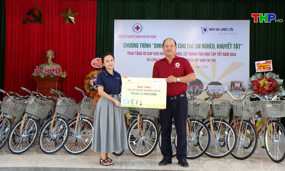 Tặng xe đạp cho học sinh ngh&egrave;o hiếu học