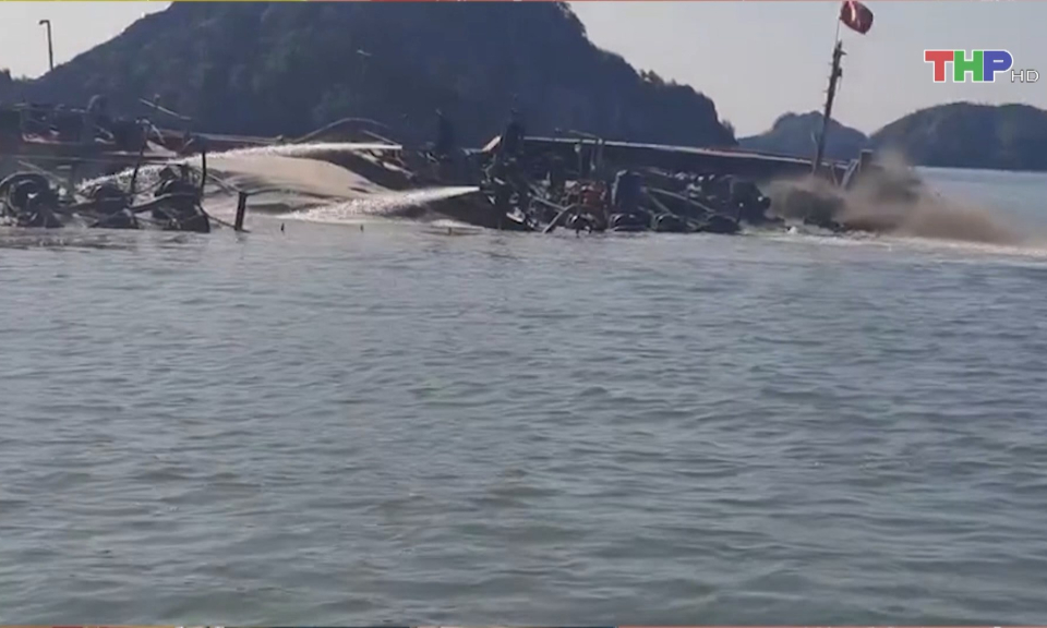 Cứu hộ t&agrave;u tại v&ugrave;ng biển C&aacute;t B&agrave;