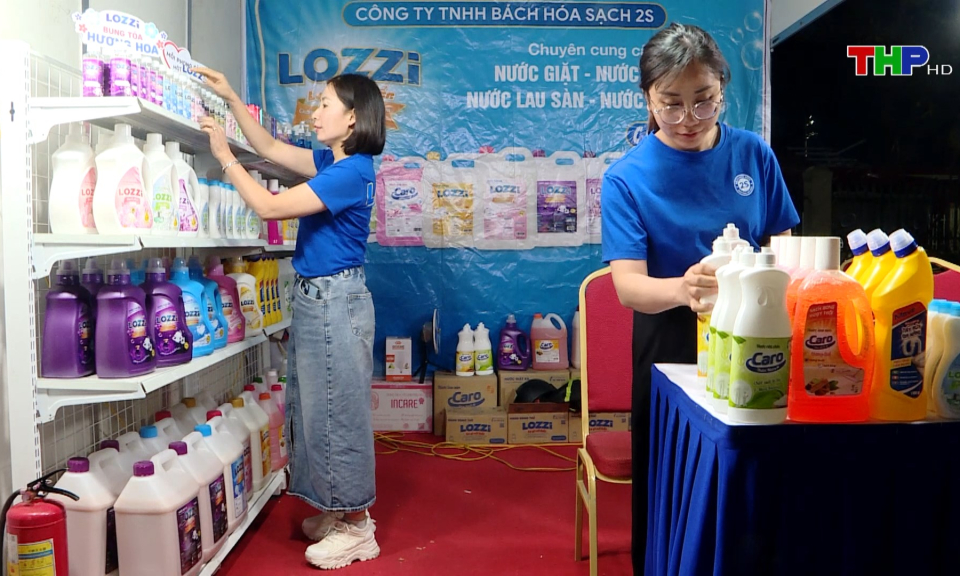 Phi&ecirc;n chợ đưa h&agrave;ng Việt về n&ocirc;ng th&ocirc;n  