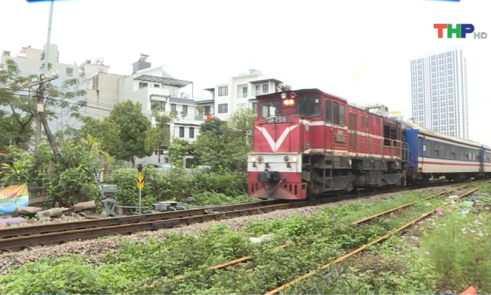 Ph&oacute;ng sự: Đảm bảo an to&agrave;n giao th&ocirc;ng đường sắt