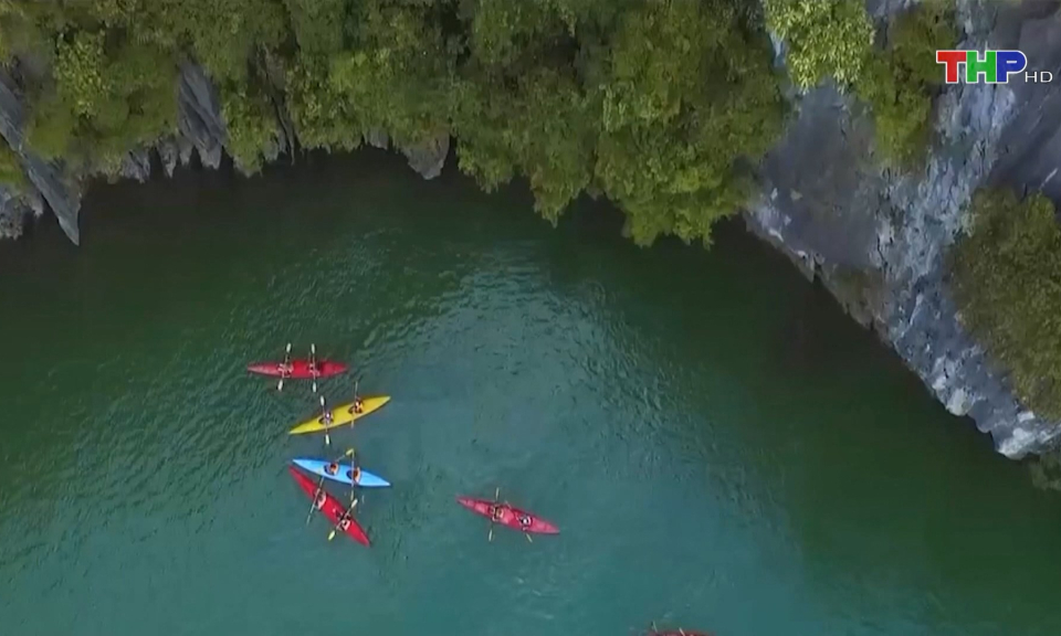 Dừng hoạt động ch&egrave;o thuyền kayak tr&ecirc;n c&aacute;c vịnh thuộc quần đảo C&aacute;t B&agrave;