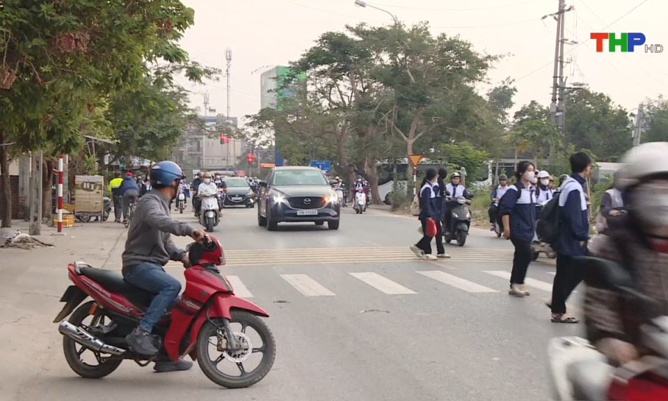 An to&agrave;n giao th&ocirc;ng: Để Luật trật tự, an to&agrave;n giao th&ocirc;ng đường bộ đi v&agrave;o cuộc sống