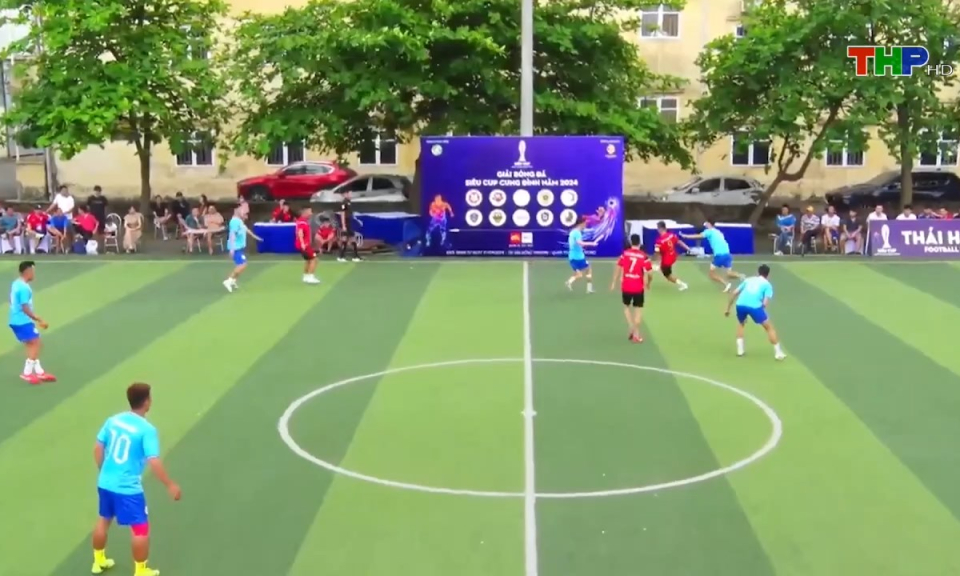 Cận cảnh: Ấn tượng b&oacute;ng đ&aacute; phong tr&agrave;o đất Cảng