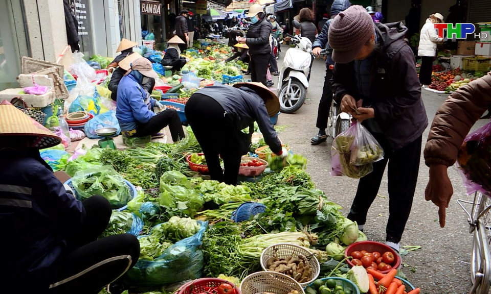 Gi&aacute; rau xanh tăng nhẹ trong những ng&agrave;y r&eacute;t