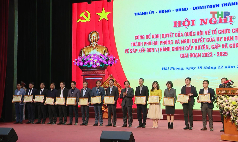 C&ocirc;ng bố Nghị quyết của Quốc hội v&agrave; Nghị quyết của Ủy ban Thường vụ Quốc hội  