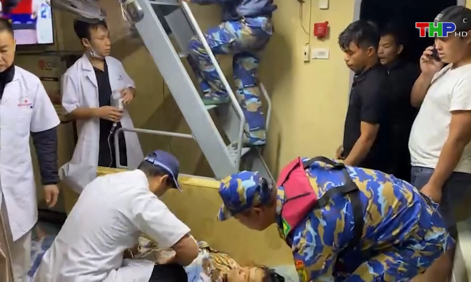 Cứu hộ ngư d&acirc;n gặp nạn tr&ecirc;n biển