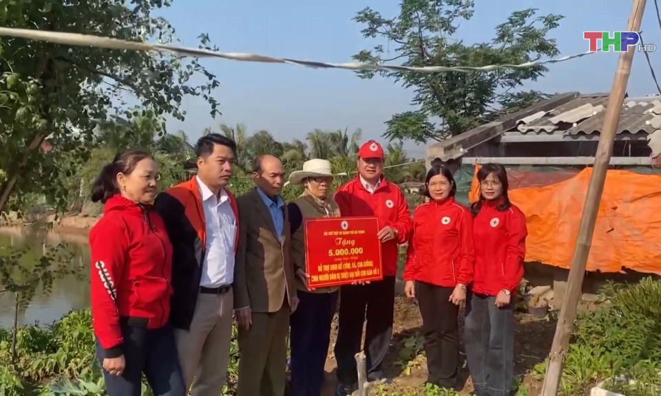 Trao hỗ trợ sinh kế cho c&aacute;c hộ c&oacute; ho&agrave;n cảnh kh&oacute; khăn 