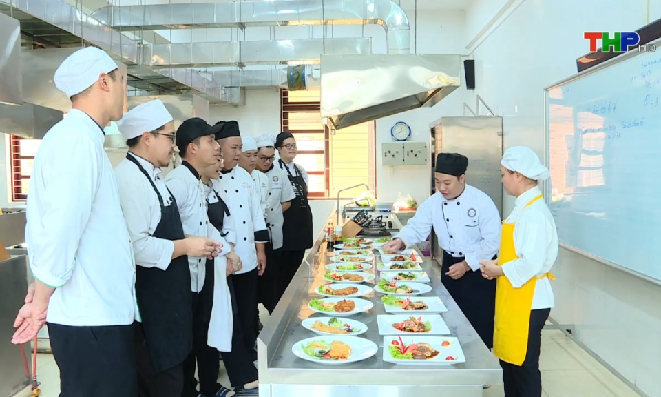 Điểm nhấn 365: Khắc phục t&igrave;nh trạng thiếu hụt nguồn nh&acirc;n lực ng&agrave;nh du lịch