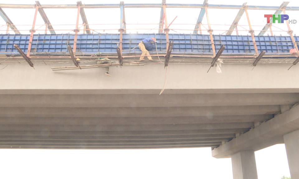 Hướng tới ho&agrave;n th&agrave;nh cầu vượt s&ocirc;ng H&oacute;a trước Tết  