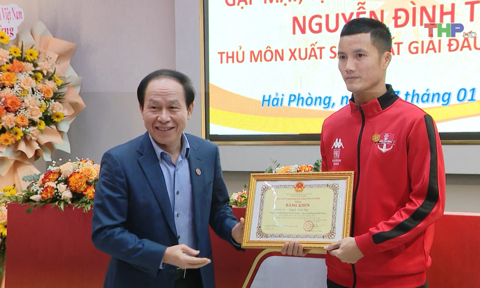 Khen thưởng Thủ m&ocirc;n Đ&igrave;nh Triệu