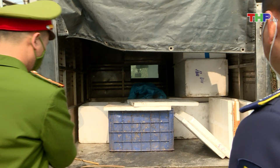 Thu giữ hơn 1 tấn thực phẩm kh&ocirc;ng r&otilde; nguồn gốc  