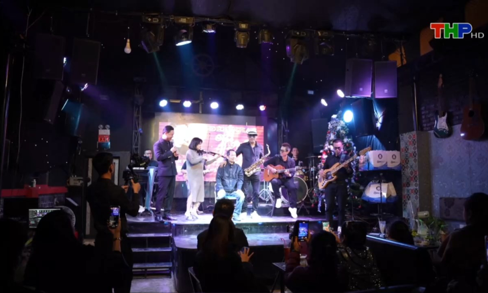 Ng&agrave;y nữa để y&ecirc;u thương: Đ&ecirc;m nhạc t&igrave;nh nghệ sĩ