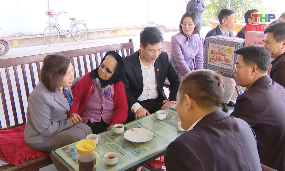 Thăm, tặng qu&agrave; gia đ&igrave;nh c&oacute; c&ocirc;ng