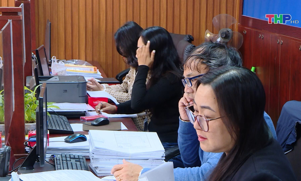 Hỗ trợ người d&acirc;n l&agrave;m thủ tục h&agrave;nh ch&iacute;nh sau s&aacute;p nhập