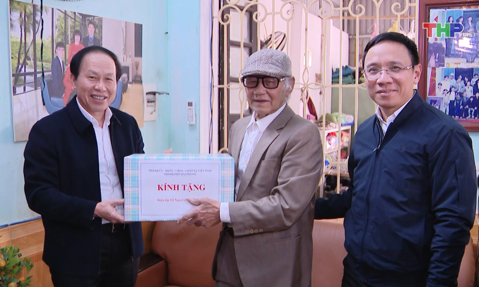 L&atilde;nh đạo th&agrave;nh phố thăm, tặng qu&agrave; Tết  