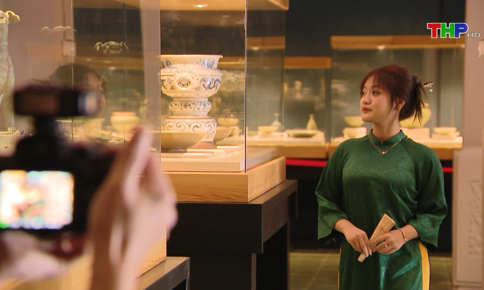 Lưu giữ h&igrave;nh ảnh tại c&aacute;c địa điểm lịch sử