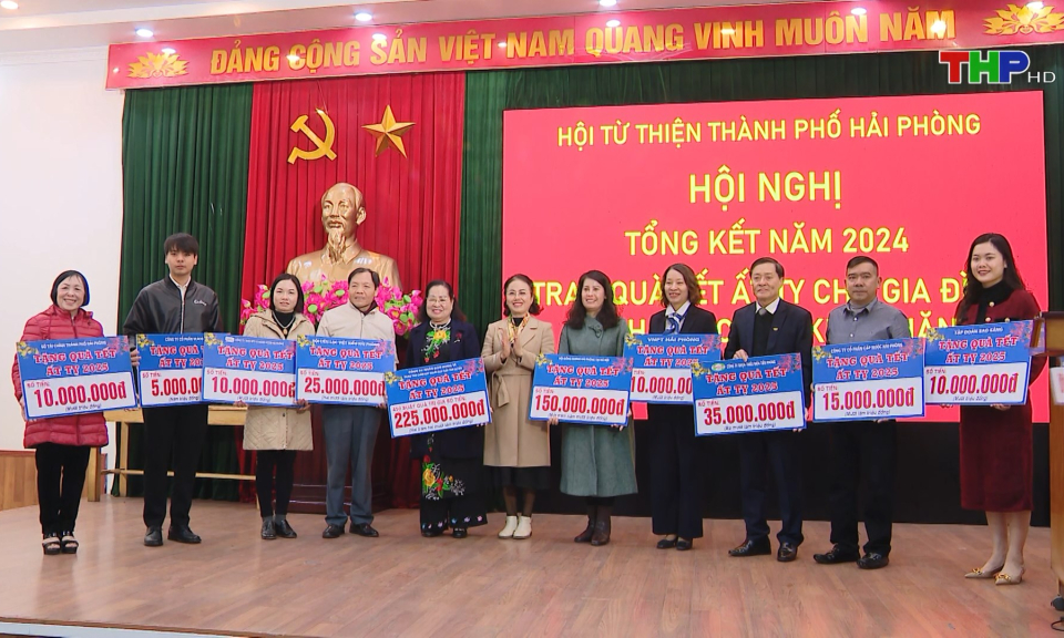 Trao qu&agrave; Tết tặng c&aacute;c ho&agrave;n cảnh kh&oacute; khăn