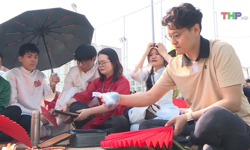 Người nước ngo&agrave;i đ&oacute;n Tết ở Hải Ph&ograve;ng