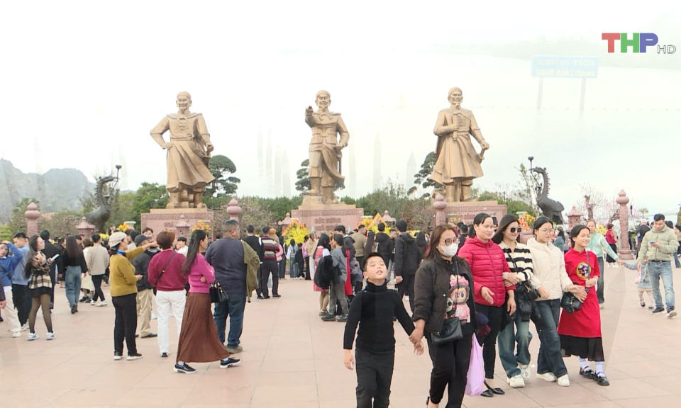 H&agrave;ng vạn du kh&aacute;ch thăm Bạch Đằng Giang 