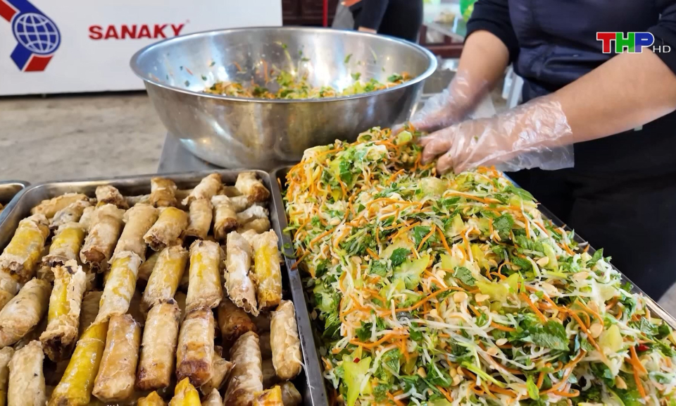 Tặng cơm chay miễn ph&iacute; cho du kh&aacute;ch