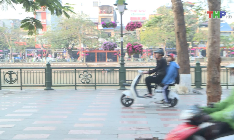 Xử l&yacute; nghi&ecirc;m c&aacute;c trường hợp đi xe tr&ecirc;n vỉa h&egrave;