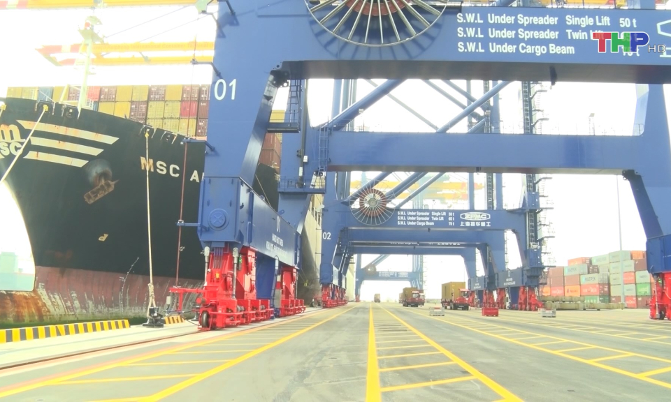 Đ&oacute;n t&agrave;u trọng tải 155.000 DWT cập Cảng 