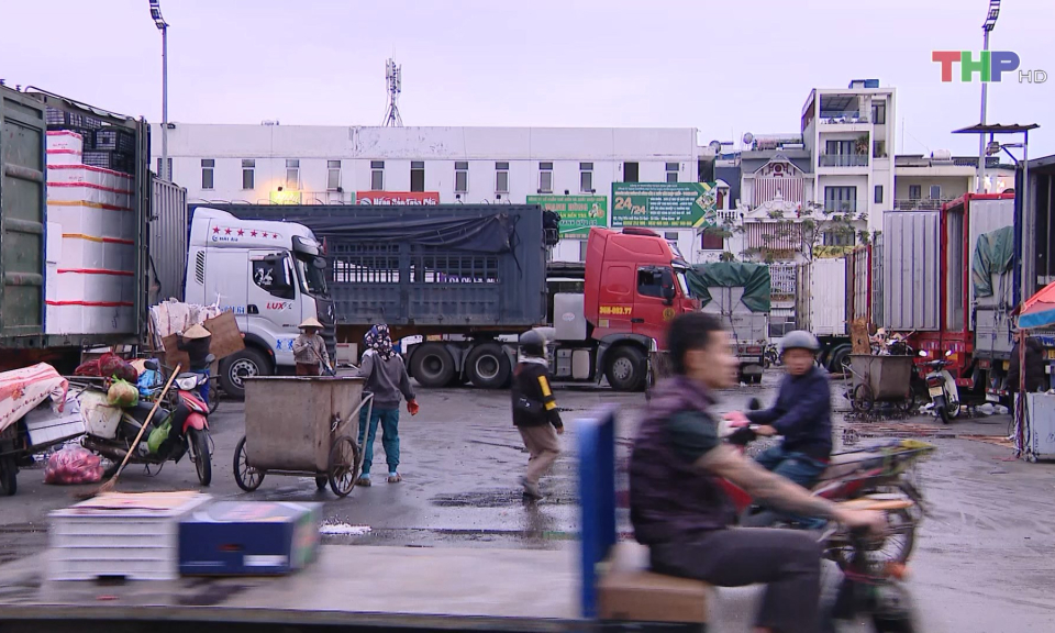 Giữ g&igrave;n m&ocirc;i trường khu vực chợ đầu mối 