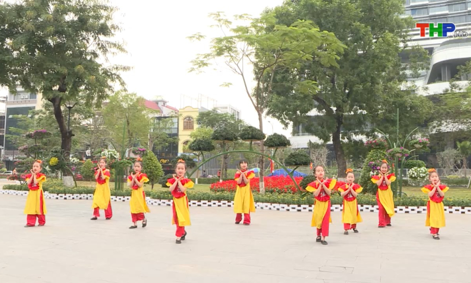 Lăng k&iacute;nh tuổi hoa: Hương sắc m&ugrave;a xu&acirc;n