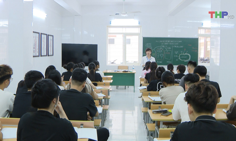 Giảm học ph&iacute; đối với ng&agrave;nh nghề nặng nhọc, độc hại