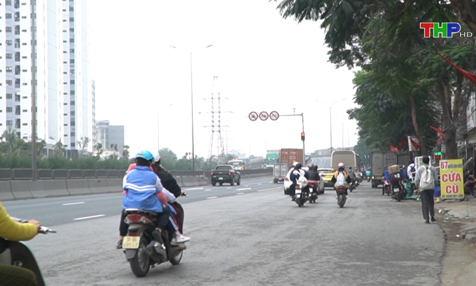 T&igrave;nh trạng xe m&aacute;y đi l&ecirc;n cầu vượt d&agrave;nh cho &ocirc; t&ocirc;