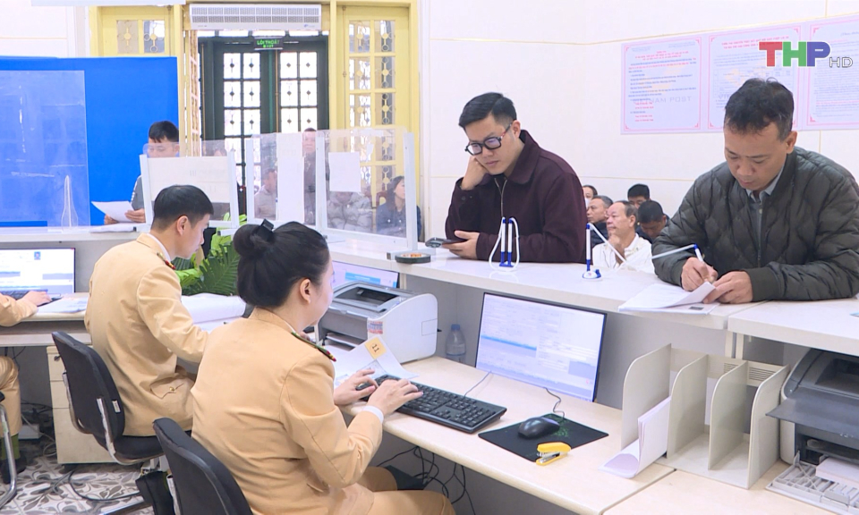 Ng&agrave;y đầu tiếp nhận cấp đổi giấy ph&eacute;p l&aacute;i xe