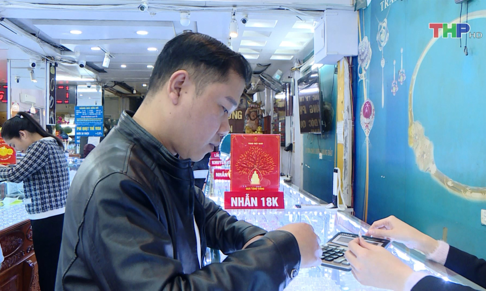 Thị trường v&agrave;ng biến động kh&oacute; lường  