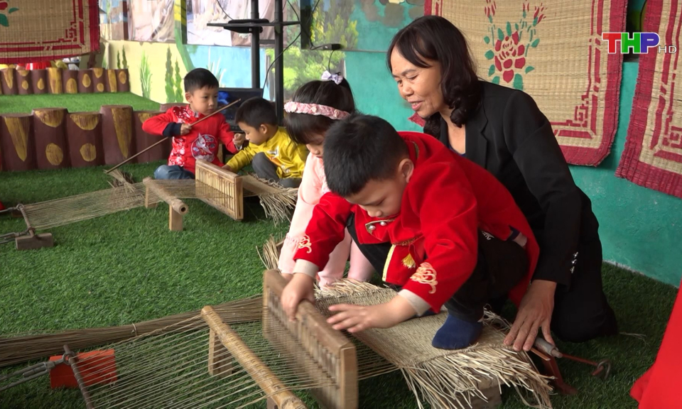 Hoạt động ngoại kh&oacute;a trong trường mầm non