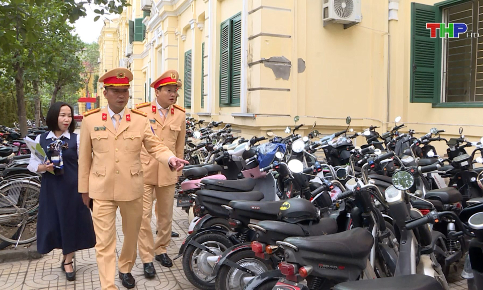 N&acirc;ng cao &yacute; thức chấp h&agrave;nh Luật ATGT  