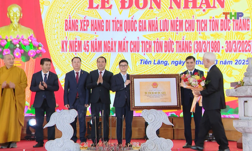 Đ&oacute;n nhận Bằng xếp hạng di t&iacute;ch Quốc gia Nh&agrave; lưu niệm Chủ tịch T&ocirc;n Đức Thắng