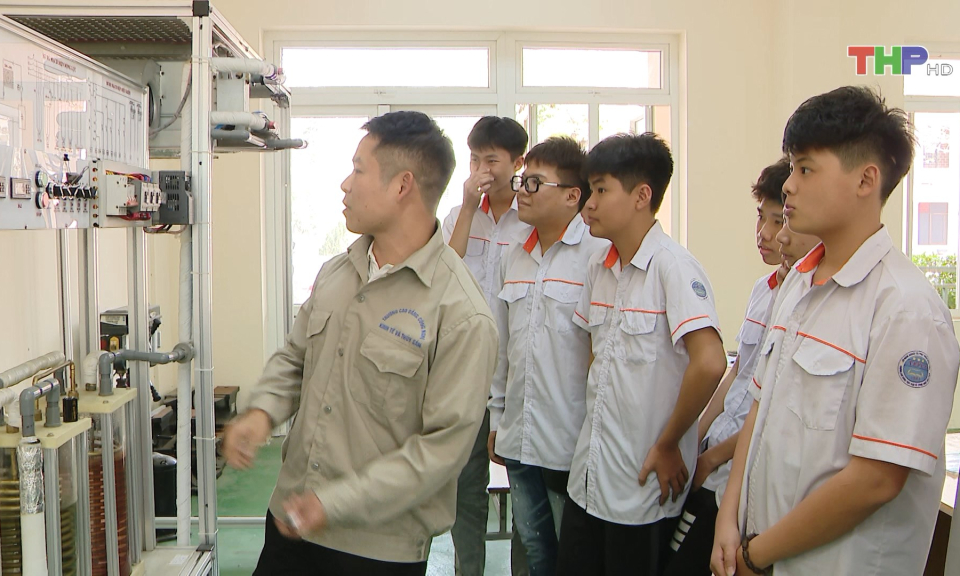 Ph&aacute;t triển nguồn nh&acirc;n lực chất lượng cao  