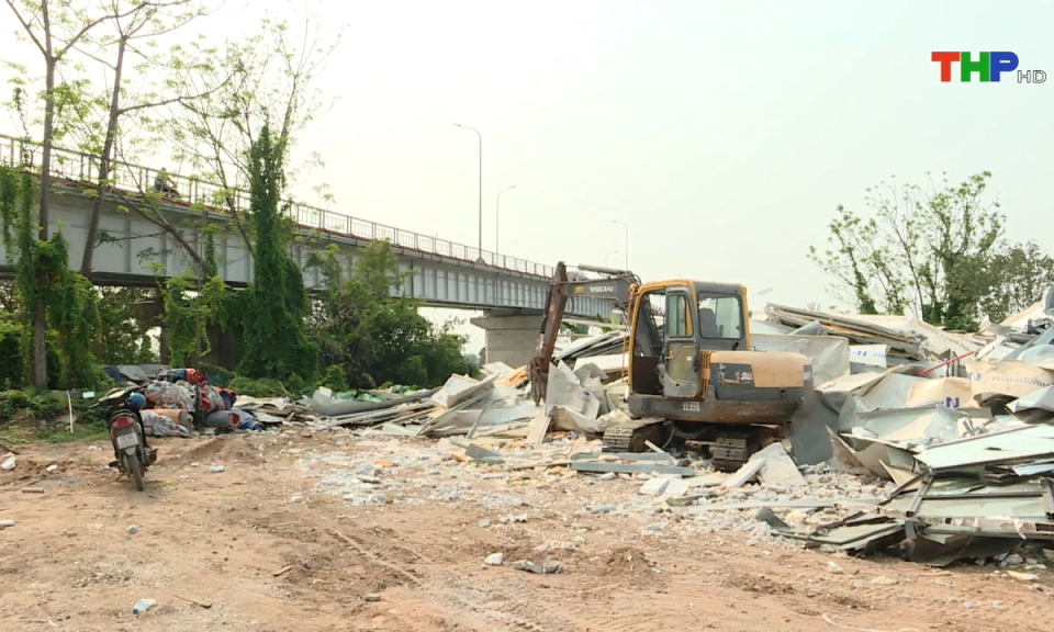 Ph&aacute;p luật v&agrave; cuộc sống: Tăng cường giải tỏa vi phạm h&agrave;nh lang an to&agrave;n giao th&ocirc;ng