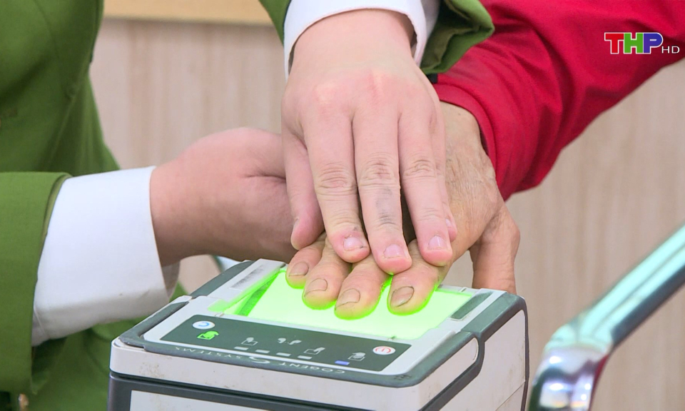 Tạo thuận lợi hỗ trợ người d&acirc;n l&agrave;m Căn cước 